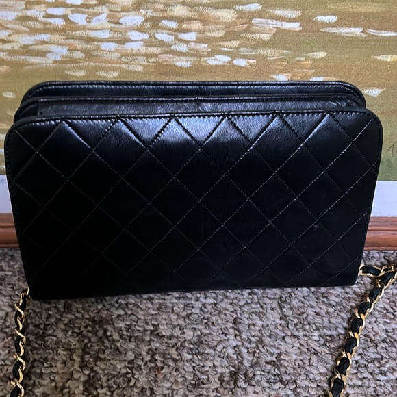 Chanel Lambskin shoulder bag in excellent preowned condition. L9”xH5.5”xD1.5” - Picture 9 of 12